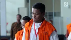 Ekspresi Bupati Buton Selatan nonaktif Agus Feisal Hidayat saat tiba di Gedung KPK, Jakarta, Jumat (22/6). Agus datang untuk menandatangani berkas perpanjangan penahanan. (Merdeka.com/Dwi Narwoko)