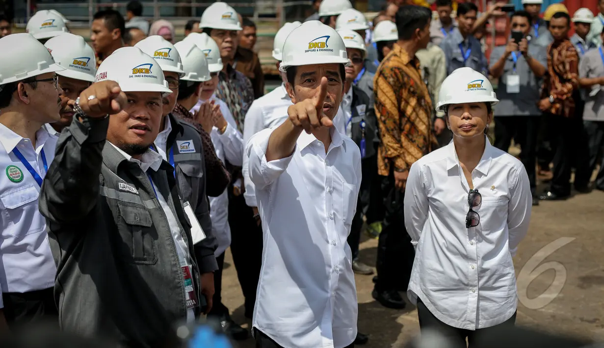 Presiden Joko Widodo didampingi sejumlah menteri meninjau bengkel pembuatan kapal di PT Dok Kodja Bahari, Cilincing, Jakarta Utara, Selasa (28/4/2015). (Liputan6.com/Faizal Fanani)