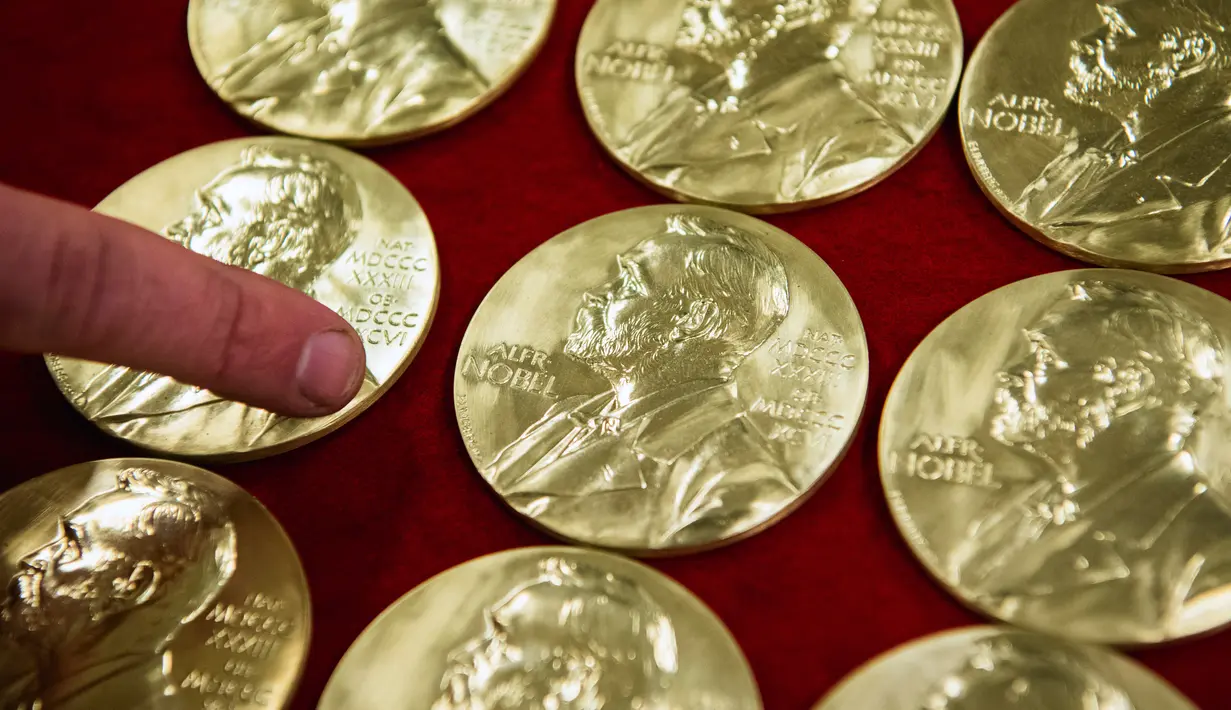 <p>Medali hadiah Nobel ditunjukkan pada akhir produksi di Eskilstuna, Swedia, 29 Oktober 2019. Upacara penghargaan hadiah Nobel berlangsung setiap tanggal 10 Desember. (Jonathan NACKSTRAND/AFP)</p>