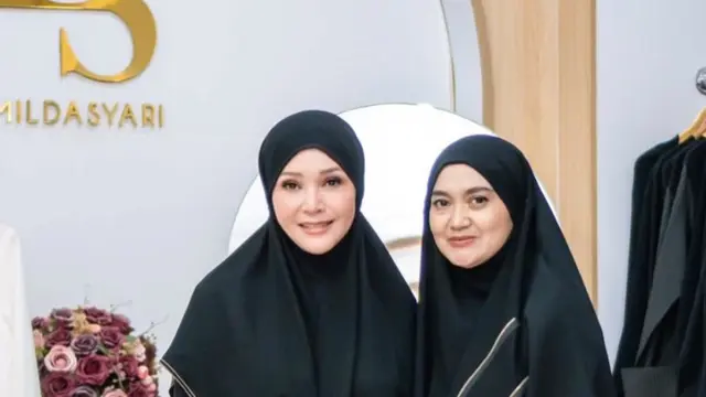 Maia Estianty Kenakan abaya hitam Jelang Umrah. [@maiaestiantyreal]