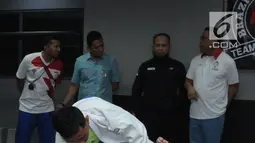 Atlet pelatnas Jiu Jitsu putra melakukan latihan di Kawasan Patal Senayan, Jakarta, Selasa (10/4). Rencananya, timnas Jiu Jitsu Indonesia akan berangkat ke Abu Dhabi untuk uji coba pada pertengahan April 2018. (Liputan6.com/Helmi Fithriansyah)