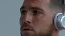 Marko Simic menenangkan diri dengan mendengar musik sebelum latihan jelang melawan Tampines Rovers Piala AFC 2018 di Lapangan ABC, Senayan, Jakarta (27/2/2018). Marko Simic menjadi menjadi salah satu andalan Persija musim 2018. (Bola.com/Nick Hanoatubun)