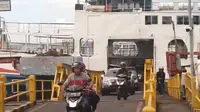 Jelang Nyepi volume penumpang dari Pelabuhan Gilimanuk Bali mulai meningkat (Hermawan Arifianto/Liputan6.com)