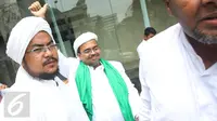 Pimpinan FPI, Muhammad Rizieq Shihab usai menjalani pemeriksaan di Bareskrim, Jakarta, Rabu (23/11). Pemeriksaan beragendakan melengkapi berkas sebelumnya di tingkat penyelidikan. (Liputan6.com/Immanuel Antonius)