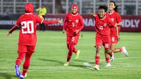 Selebrasi pemain Timnas putri Indonesia, Marsela Awi (kedua kanan) setelah mencetak gol pertama timnya ke gawang Singapura pada laga uji coba internasional di Stadion Madya, Gelora Bung Karno, Senayan, Jakarta, Selasa (28/5/2024). (Bola.com/Bagaskara Lazuardi)