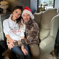 Momen kebersamaan Victoria Beckham dan David Beckham rayakan Natal 2022 bersama curi perhatian. @victoriabeckham.