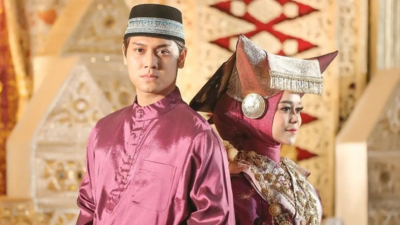 8 Potret Rizky Billar dan Lesty Kejora saat Gelar Malam Bainai, Curi Perhatian
