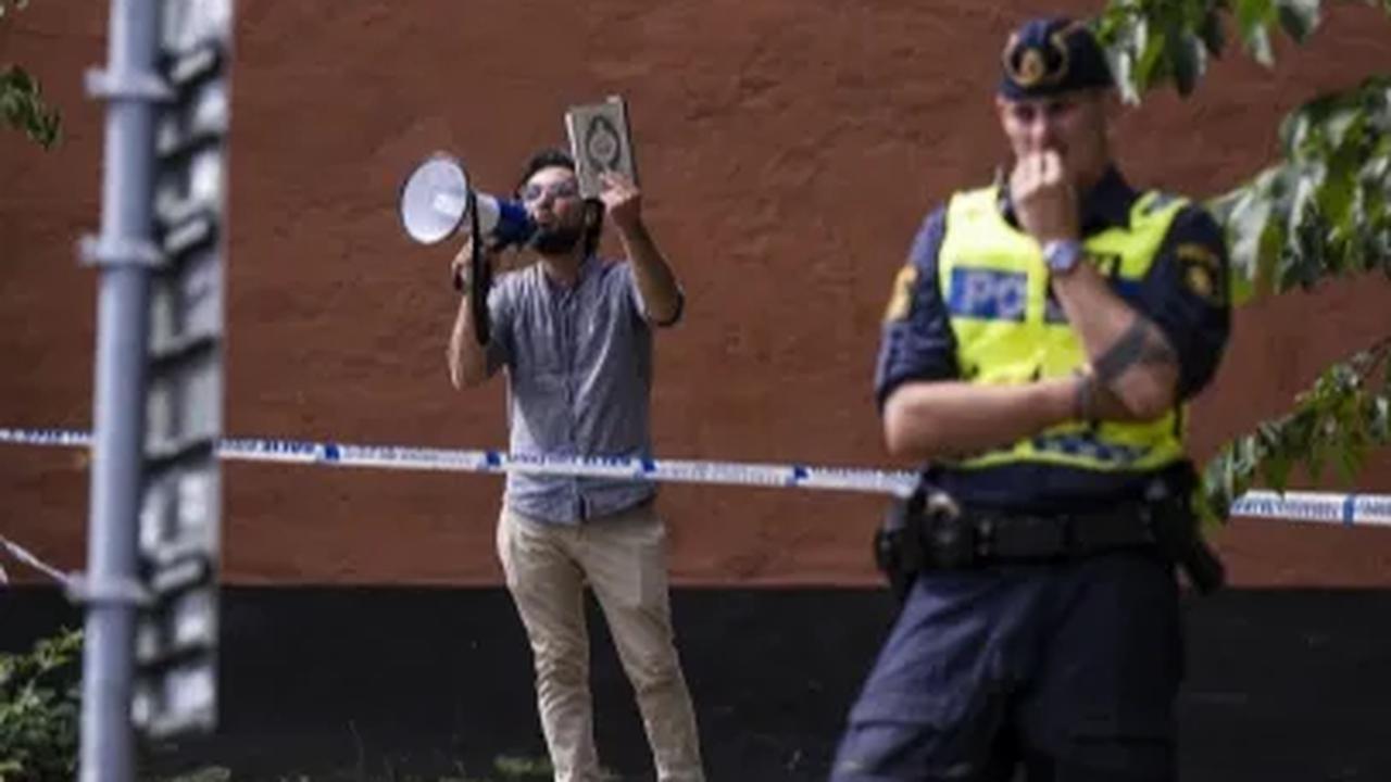 Bulan lalu, seorang warga berkebangsaan Irak membakar Alquran di depan masjid di Stockholm bertepatan dengan Hari Raya Iduladha. Aksi tersebut dilakukan di depan polisi yang tidak bertindak apapun untuk menghentikan pembakaran kitab suci tersebut.