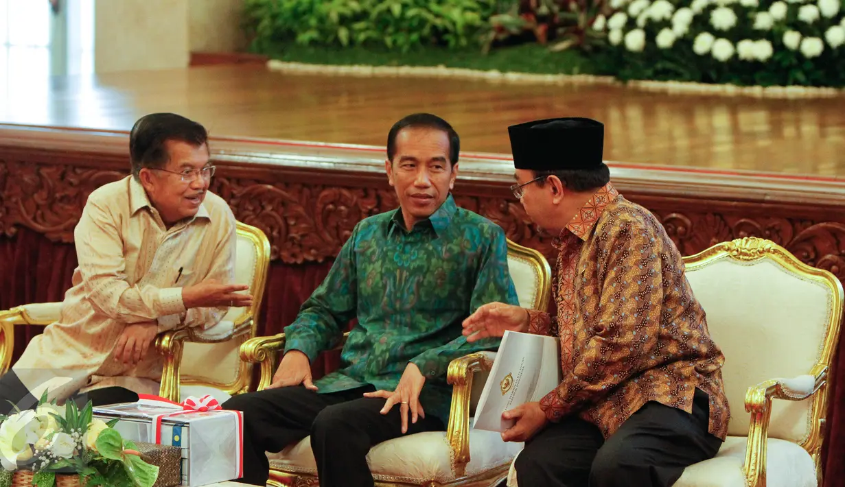 (Ki-ka) Wapres Jusuf Kalla berbincang dengan Presiden Jokowi dan Ketua BPK Harry Azhar Azis di Istana Negara, Jakarta, Senin (6/6/2016). Jokowi menerima Laporan Hasil Pemeriksaan atas LKPP Tahun 2015 dari BPK. (Liputan6.com/Faizal Fanani)