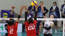 Pemain Timnas Voli putri Hong Kong, Yu Ying Chi (kanan) melepaskan spike yang berusaha diblok dua pemain Indonesia, Junaida Santi (tengah) dan Maradanti Namira pada laga Grup B AVC Challenge Cup 2024 di Rizal Memorial Coliseum, Manila, Filipina, Kamis (23/5/2024) pagi. Hing Kong menang 0-3-0 (25-22, 26-24, 25-19). (Asian Volleyball Confederation)