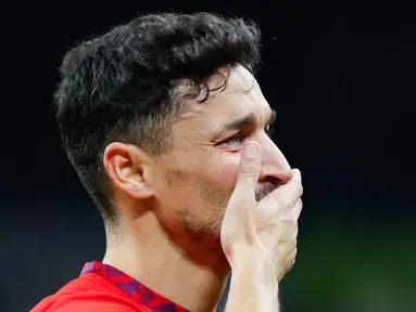 Momen penuh emosional terjadi di Stadion Santiago Bernabeu sebelum pertandingan Liga Spanyol antara Real Madrid kontra Sevilla. (AFP/Oscar Del Pozo)