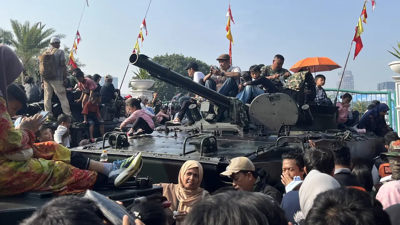 Sejumlah kendaraan militer seperti tank dan mobil taktis diparkir di area kompleks Monas Jakarta.