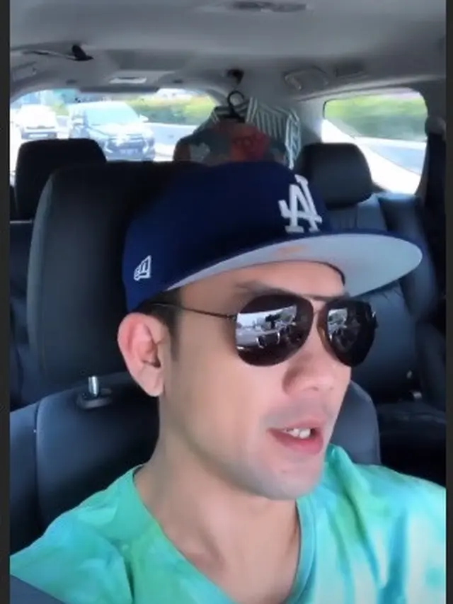 Tampak Lebih Muda Ini 6 Potret Denny Sumargo Usai Cukur Kumis dan Jenggot