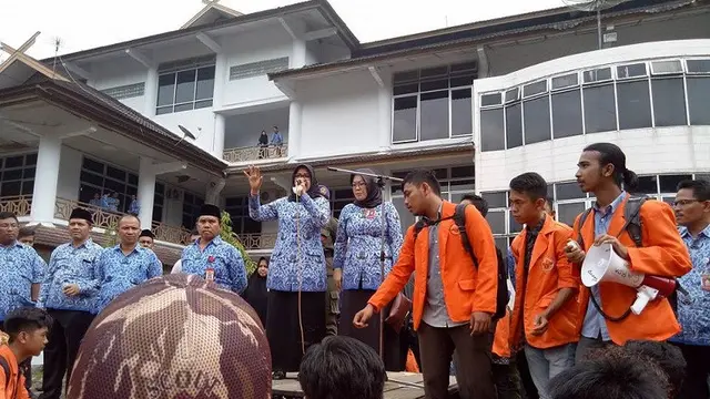 Demo mahasiswa Jambi tolak parkir berbayar