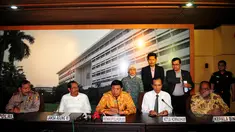 Menkopolhukam bersama Kapolri, Jaksa Agung, Komnas HAM dan Kepala BIN menggelar konferensi pers terkait pertemuan tertutup yang membahas pelanggaran HAM berat masa lalu di Kejaksaan Agung, Jakarta, Selasa (21/4/2015). (Liputan6.com/Yoppy Renato)