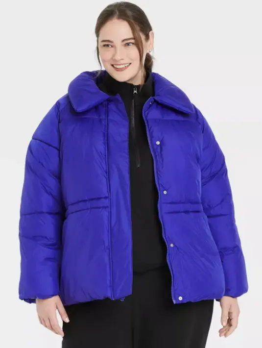 Jaket puffer dengan panjang sedang diprediksi akan menjadi tren di tahun 2022 mendatang. Sudah punya, Sahabat FIMELA? Foto: Pinterest.