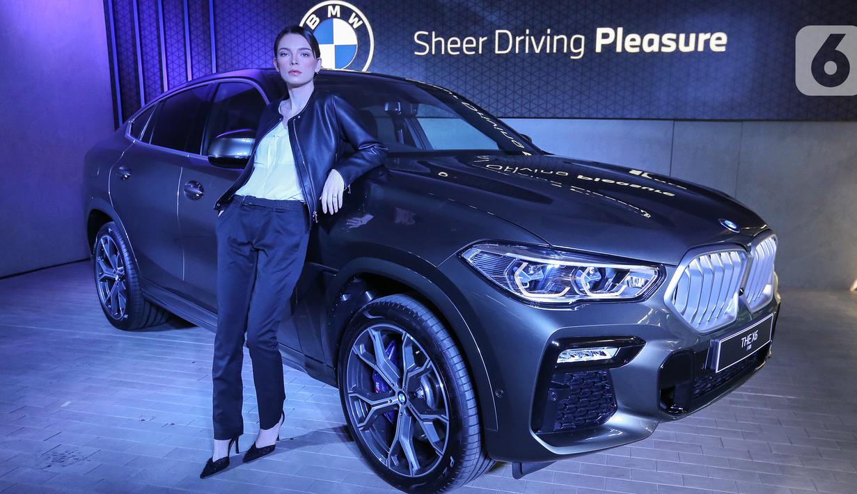 Model berpose di mobil all-new BMW X6 saat peluncuran di German Centre BSD, Tangerang Selatan. The News X6 yang memiliki desain tegas dan kokoh inovasi canggih seperti lampu Iconic Glow di BMW kidney grille diproduksi di Spartanburg,  South Carolina. (Liputan6.com/Fery Pradolo)