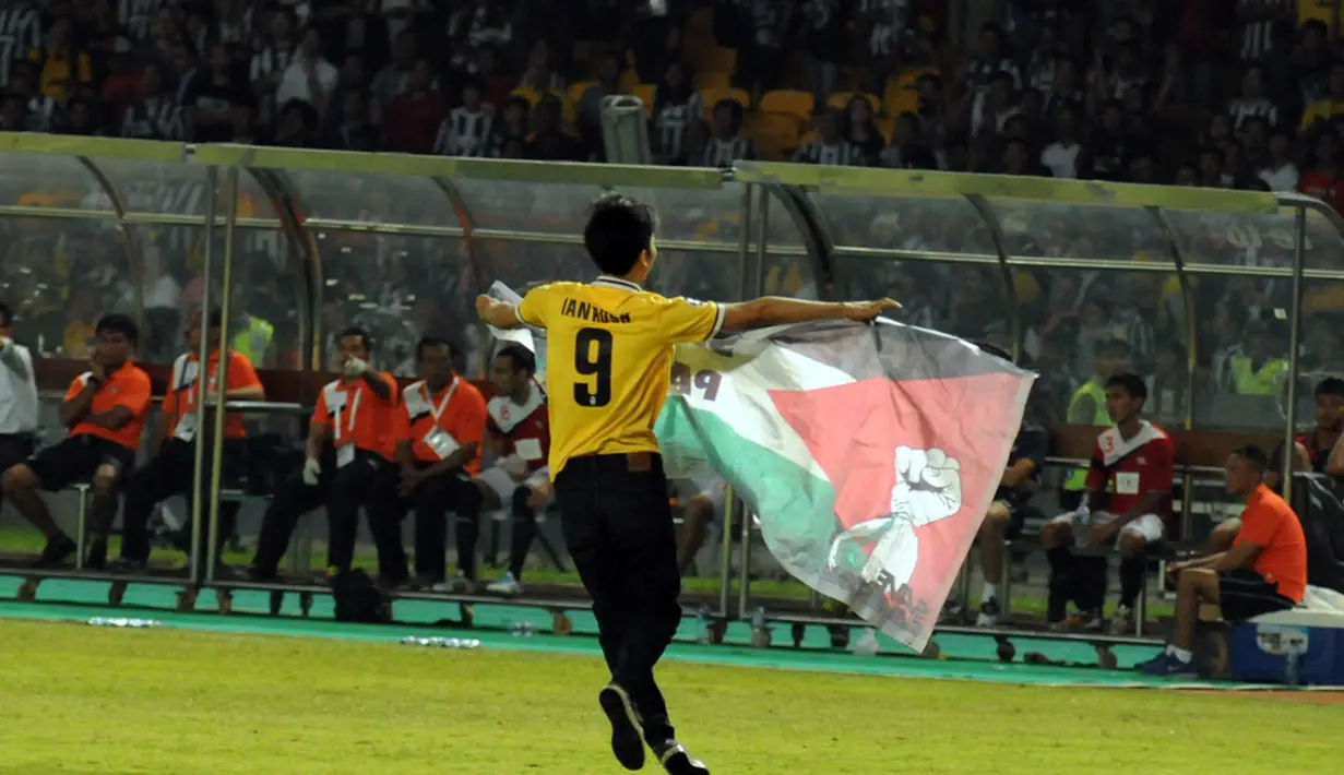 Spanduk bergambar bendera Palestina dikibarkan salah satu penonton laga persahabatan ISL All Stars vs Juventus di Stadion GBK, Jakarta, (6/8/2014). (Liputan6.com/Helmi Fithriansyah)