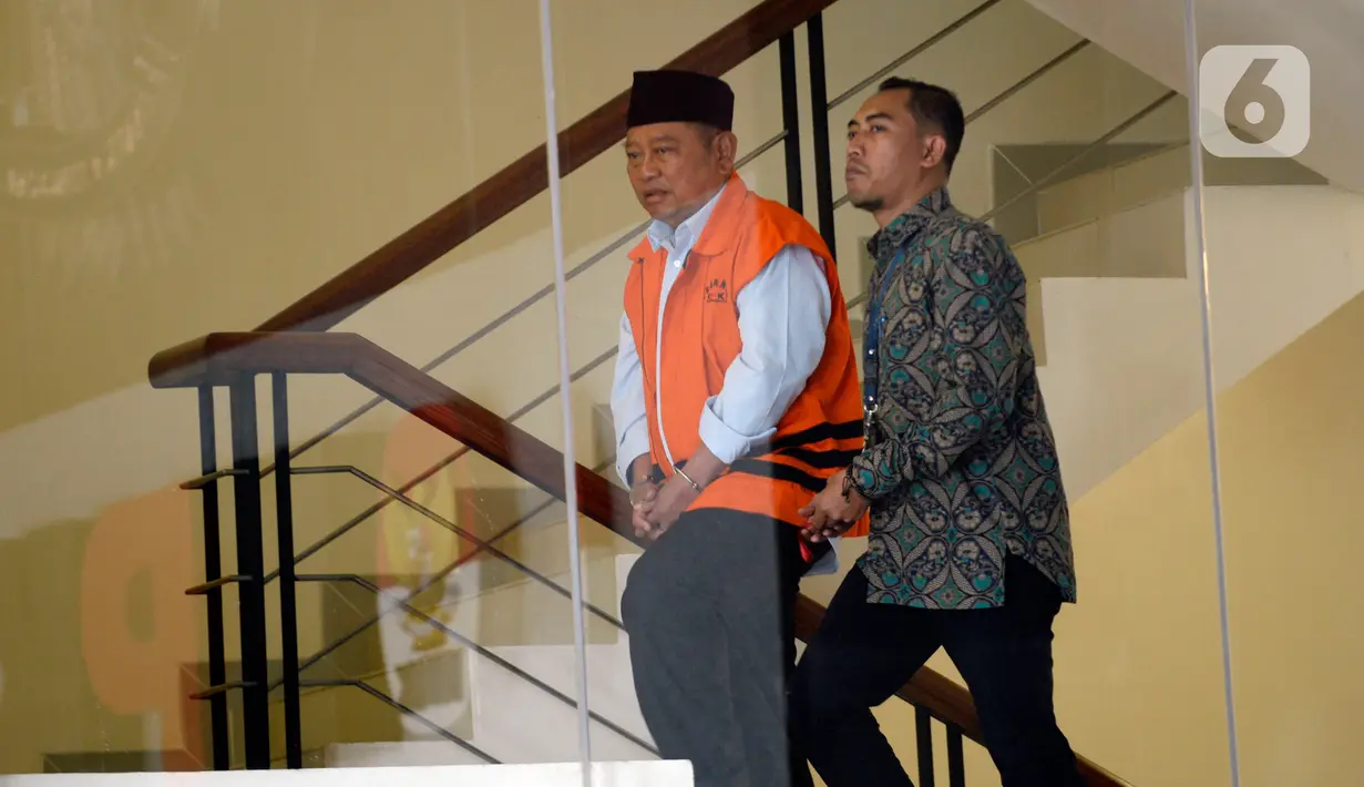 Bupati Sidoarjo Saiful Ilah (kiri) saat akan menjalani pemeriksaan perdana pascaterjaring OTT di Gedung KPK, Jakarta, Jumat (17/1/2020). Saiful diperiksa sebagai tersangka terkait dugaan menerima suap dalam proyek infrastruktur di Dinas PUPR Kabupaten Sidoarjo. (merdeka.com/Dwi Narwoko)