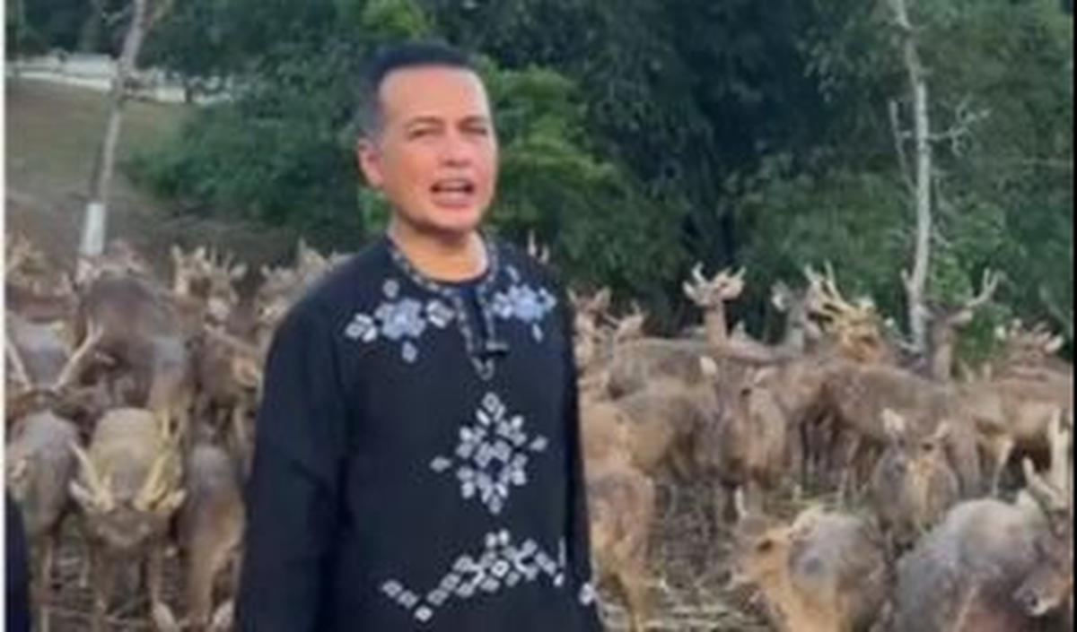 Saat tiba di lokasi, Musa nampak tampil sederhana. Pria tampan ini berbalut atasan berwarna gelap dipadu dengan celana jeans navy.&nbsp;<br>