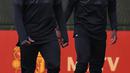 Pemain Manchester United, Romelu Lukaku (kiri) dan Paul Pogba memasuki lapangan tempat latihan di club training complex, Carrington, Manchester, (11/9/2017). MU akan melawan FC Basel di grup A Liga Champions. (AFP/Paul Ellis)