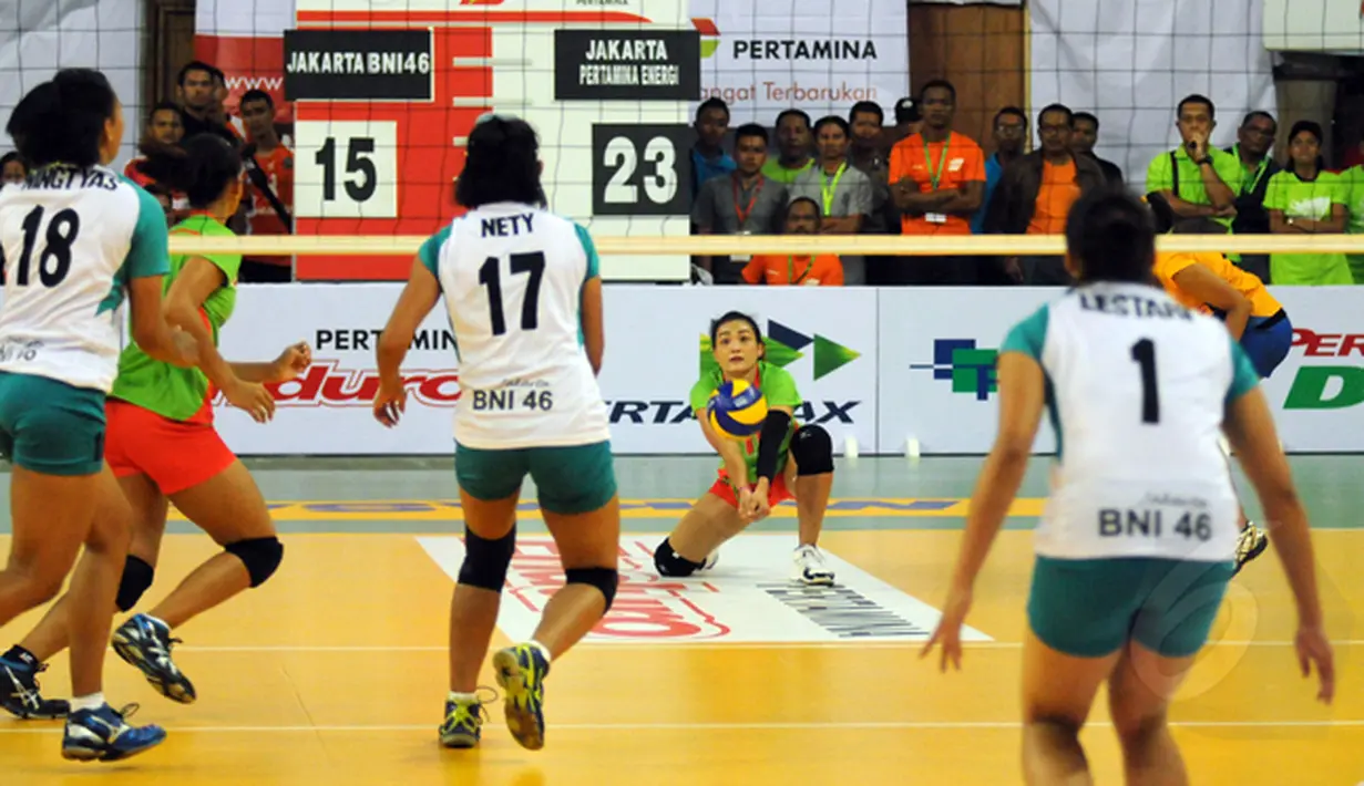 Pevoli putri Jakarta Pertamina Energi, Kuttika Kaewpin (kedua dari kanan) berusaha mengembalikan bola saat laga melawan Jakarta BNI 46 di Pertamina Proliga 2015, GOR Dome Balikpapan, (8/2/2015). (Liputan6.com/Helmi Fithriansyah) 