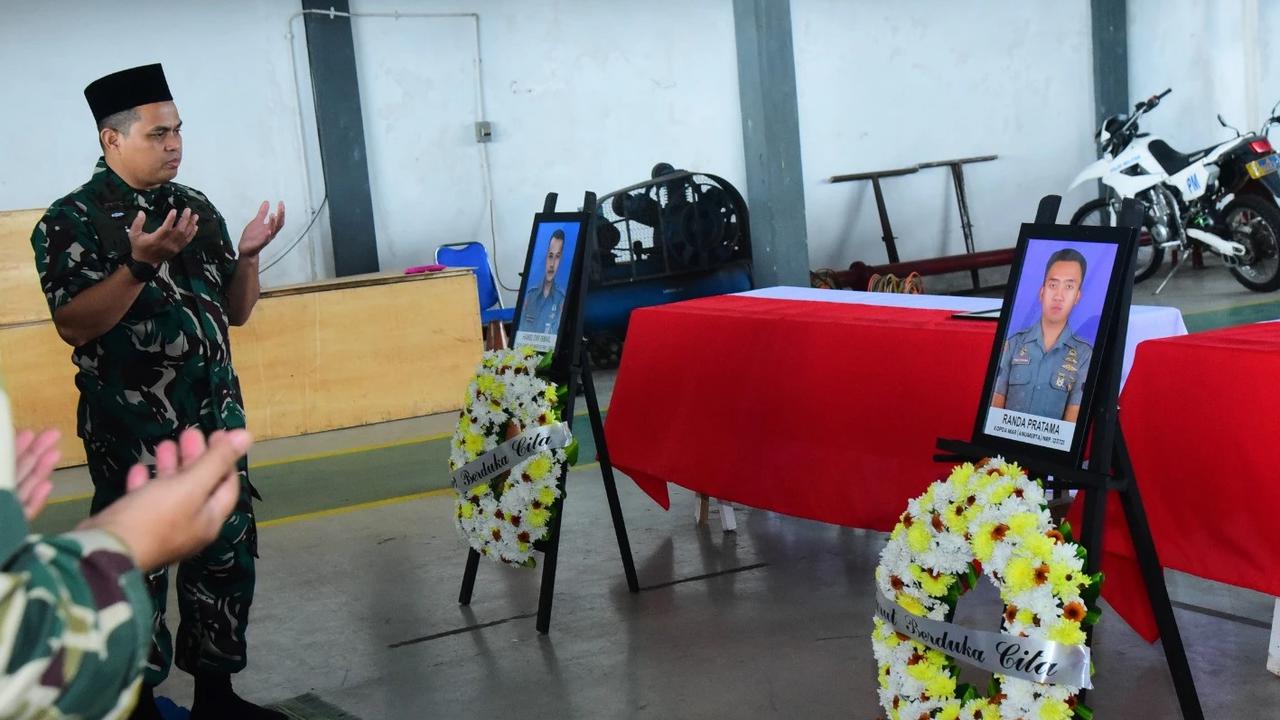 Upacara pelepasan Marinir korban longsor cisarua bandung