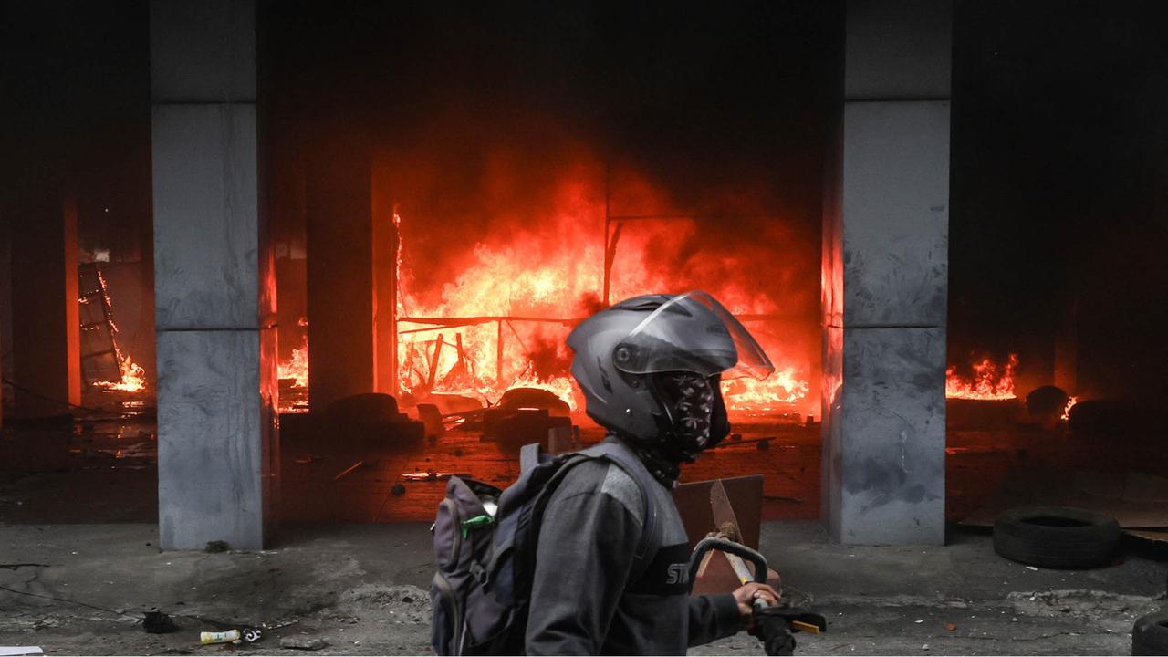 FOTO:  Gelombang Demo Meluas,  Gedung DPRD  di Lombok Dibakar & 22 Demonstran Ditangkap di Bali