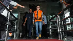 Pimpinan DPRD Muba, Aidil Fitri usai menjalani pemeriksaan KPK, Jakarta, Selasa (15/12/2015). Aidil diperiksa terkait kasus dugaan suap LKPJ 2014 Bupati Muba, Pahri Azhari dan pengesahan APBD 2015 Kabupaten Muba. (Liputan6.com/Helmi Afandi)