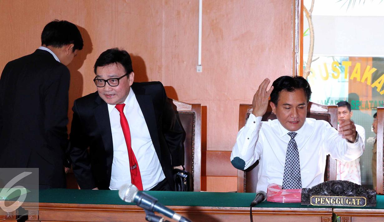 Ekspresi Yusril Ihza Mahendra usai menghadiri sidang praperadilan perdana di PN Jaksel terkait penetapan Dahlan Iskan sebagai tersangka oleh Kejati DKI Jakarta, Senin (27/7/2015). (Liputan6.com/Helmi Afandi)
