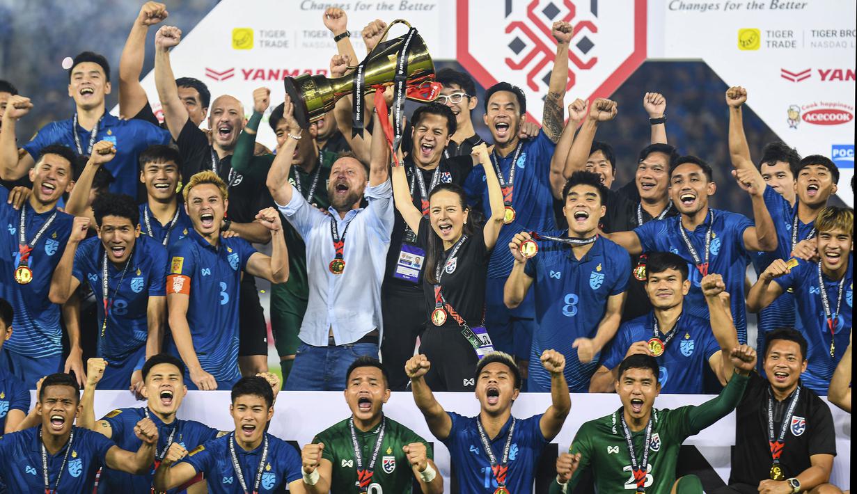 Thailand berhasil menjuarai ajang Piala AFF 2022 setelah mengalahkan Vietnam dengan agregat 3-2 di partai final pada Senin (16/01/2023). Dikutip dari Siam Sport, skuad asuhan Alexandre Polking itu akan mendapatkan bonus sekitar 50 juta bath (Rp21,4 miliar) setelah memenangkan ajang ini. 10 juta Baht (Rp4,2 miliar) dari hadiah utama, 36 juta Baht (Rp11,1 miliar) dari Madam Pang, dan sisanya dari beberapa pihak yang memberikan hadiah. (AP Photo/Kittinun Rodsupan)