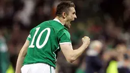 Ekspresi kegembiraan Robbie Keane setelah mencetak gol kedua Republik Irlandia ke gawang Macedonia dalam kualifikasi Euro 2012 Grup B di Aviva Stadium, Dublin, 26 Maret 2011. Irlandia unggul 2-1. AFP PHOTO / PETER MUHLY