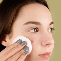 Ilustrasi mengaplikasikan milk cleanser dengan kapas. (Sumber foto: Pexels.com)