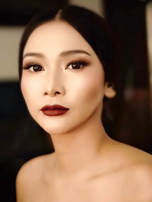 Mey Chan pun nampak lebih dewasa dengan pulasan makeup tebal. Dengan makeup tebal, Mey Chan nampak anggun dan elegan. (Liputan6.com/IG/@ditaofficial.id).