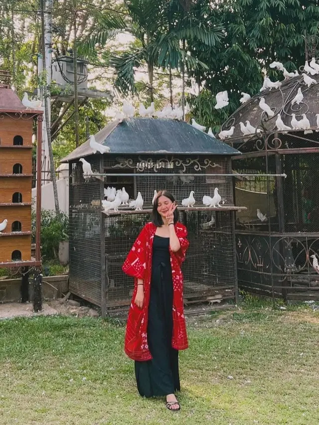 Gaya Sheila Dara Pemeran Film Sore saat Pakai Dress