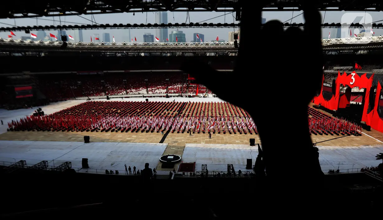 Ribuan kader dan simpatian Partai Demokrasi Indonesia Perjuangan (PDIP) saat menghadiri peringatan puncak Bulan Bung Karno (BBK) di Stadion Utama Gelora Bung Karno (GBK), Jakarta, Sabtu (24/6/2023). (Liputan6.com/Helmi Fithriansyah)
