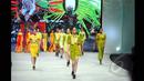 Model tampil dalam pagelaran Indonesia Fashion Week 2015 karya Priscilla Saputro yang bertema 'Novum Etno: Colorful Banyuwangi' di JCC Senayan, Jakarta, Sabtu (28/2). (Liputan6.com/Panji Diksana)