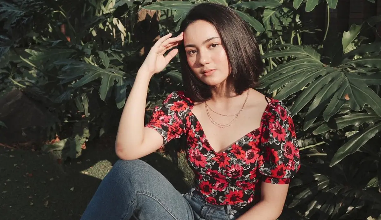 Punya paras cantik, tak heran jika Ersya diidolakan banyak orang. Selain itu, ia juga pandai memadukan busana di kesehariannya. Seperti kali ini, Ersya tampil dengan gaya kasual. Ia memilih mengenakan atasan motif bunga yang dipadukan dengan celana jeans.(Liputan6.com/IG/@ersyaurel)