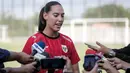 <p>Kiper Timnas Indonesia, Iris Joska de Rouw memberikan keterangan di depan wartawan saat latihan menjelang laga Kualifikasi Piala Asia 2026 yang berlangsung di lapangan latih Jakarta International Stadium (JIS), Jakrata Utara, Jumat (20/06/2025). (Bola.com/Bagaskara Lazuardi)</p>