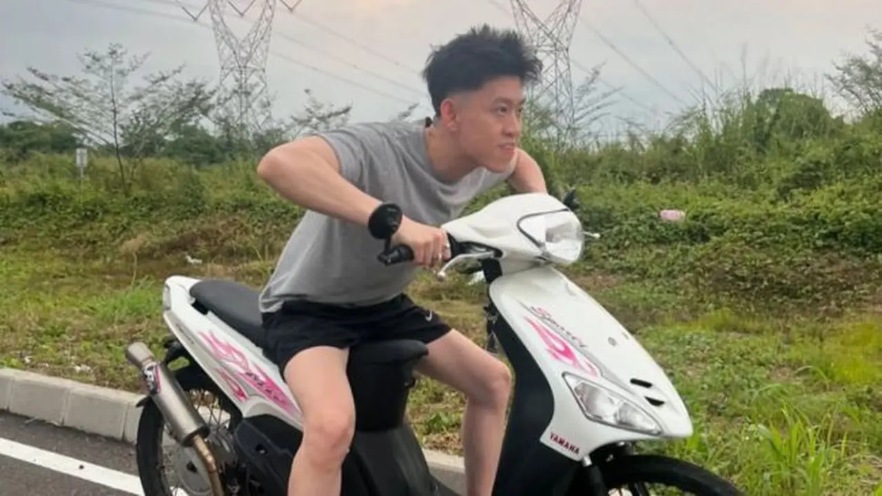 Rich Brian naik motor matic di Indonesia jadi sorotan. (credit:instagram.com/brianimanuel)