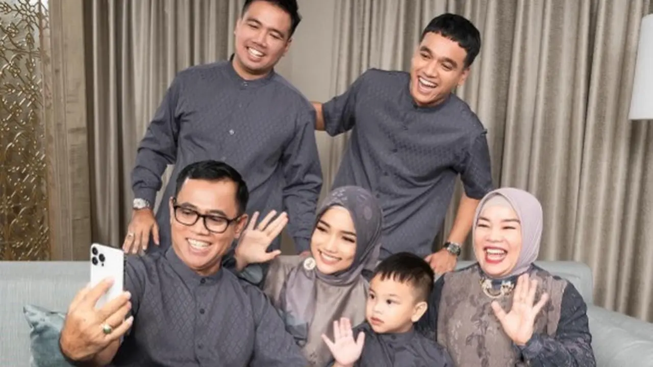 Potret Fuji dan keluarga (Sumber: Instagram/fuji_an)