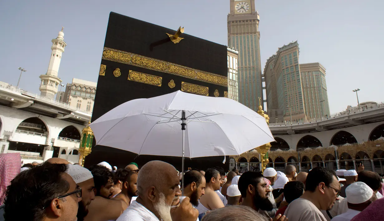 Umat muslim melakukan tawaf keliling Kabah selama menjalani ibadah umrah di Masjidil Haram, Mekkah, 4 Mei 2018. Banyak umat muslim yang menyambut bulan Ramadan dengan menjalankan ibadah umrah ke tanah suci. (AP Photo/Amr Nabil)