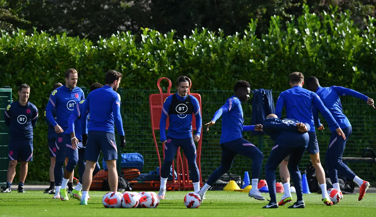 Para pemain timnas Inggris mengikuti sesi latihan di Hotspur Way Training Ground, London, Senin (11/10/2021). Inggris akan meladeni Hungaria dalam lanjutan Kualifikasi Piala Dunia 2022 zona Eropa Grup I pada Rabu, 13 Oktober 2021. (Ben STANSALL / AFP)