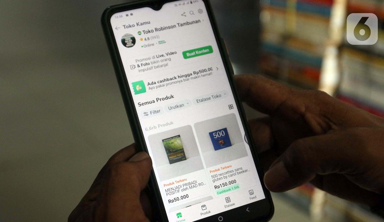 Pedagang buku sentra buku pasar Kenari sedang mengecek status penjualan buku di salah satu platform marketplace, Jakarta, Selasa (30/1/2024). (Liputan6.com/Herman Zakharia)