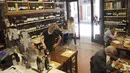 Pengunjung menikmati makanan di dalam restoran di pusat kota Roma, Italia, Senin (1/6/2021). Mulai Selasa, pelanggan kembali diizinkan mengakses bar dan restoran, yang sebelumnya hanya diizinkan untuk melayani makan di luar ruangan atau takeaway karena pembatasan Covid-19. (AP Photo/Gregorio Borgia)