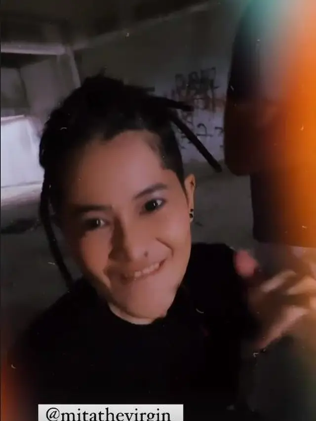 6 Potret Terbaru Mita The Virgin dengan Rambut Gimbal, Bikin Pangling