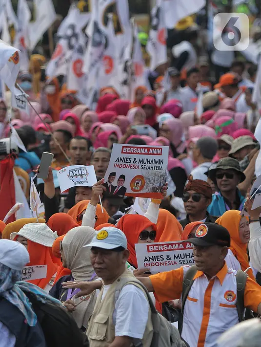 Suasana sekitaran KPU pun semakin meriah dengan adanya panggung orasi dan musik ditambah dengan iringan nyanyian untuk menyambut Bacapres Koalisi Perubahan. (Liputan6.com/Angga Yuniar)