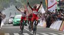Ekspresi pebalap Pishgaman Giant Team Iran, Hossein Askari saat finis pertama Etape 6 Tour de Singkarak 2015 antara Bukittinggi-Batusangkar, Kamis (8/10/2015). (Bola.com/Arief Bagus)