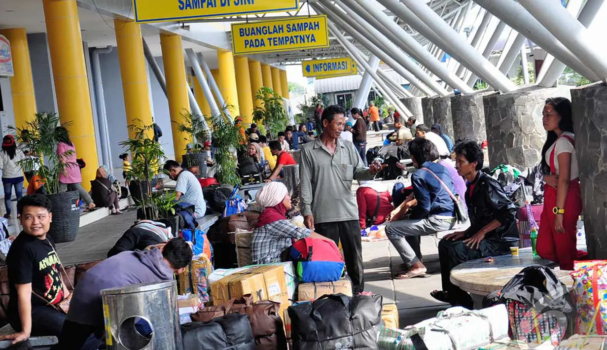 Berdasarkan pantauan Liputan6.com di lapangan, tidak terlihat adanya antrian penumpang kapal laut, baik di ruang tunggu maupun di loket-loket pembelian tiket, Jakarta, Rabu (23/07/2014) (Liputan6.com/Faizal Fanani)