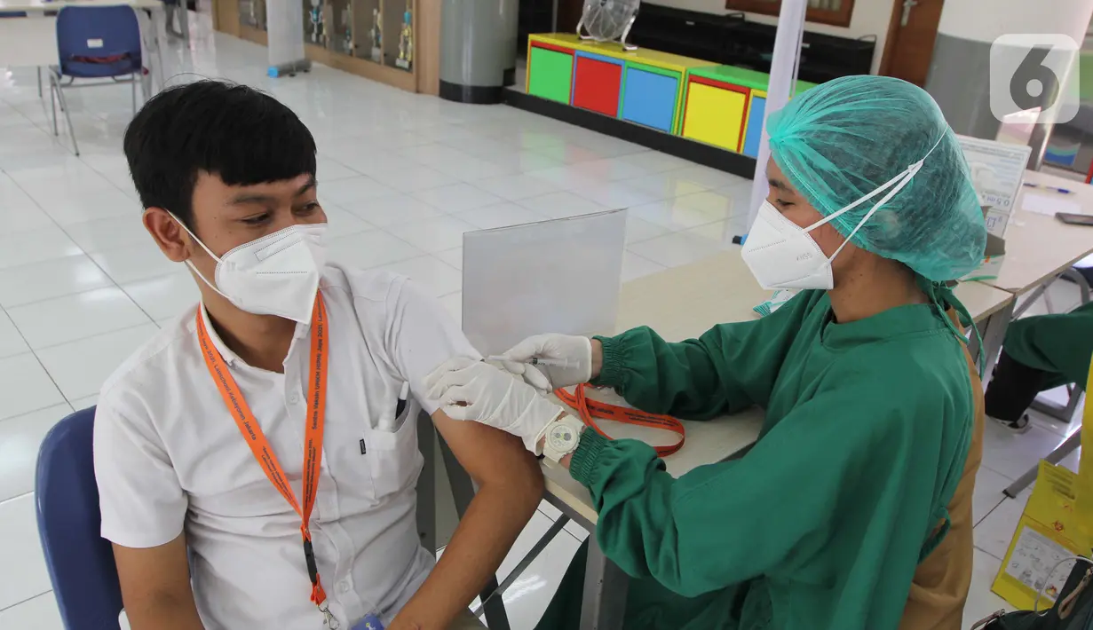 Warga divaksin pada vaksinasi HIPMI Jaya di SMP dan SMA Labschool Kebayoran, Jakarta Selatan, Sabtu (03/7/2021). Akselarasi Vaksin sinovac dalam upaya mendukung program Pemerintah untuk mencegah penyebaran  Covid-19. (Liputan6.com/Fery Pradolo)